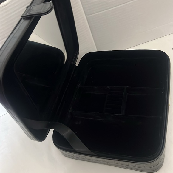 Snakeskin Top Handle TRAVEL JEWELRY CASE with Mirror and 5 Dividers. Black - Picture 3 of 16